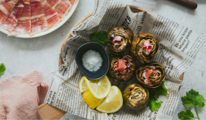 Carxofes al forn amb pernil ibèric